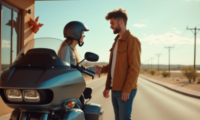 Jeune adulte recevant les clés d'une moto à Texas
