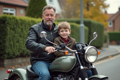 Homme d'âge moyen et jeune garçon en moto en ville