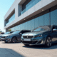 Peugeot 308 station wagon devant un bâtiment moderne avec reflets