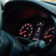Tableau de bord de voiture avec voyant pression pneus