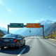Voiture européenne à la frontière France Andorre sous un ciel bleu